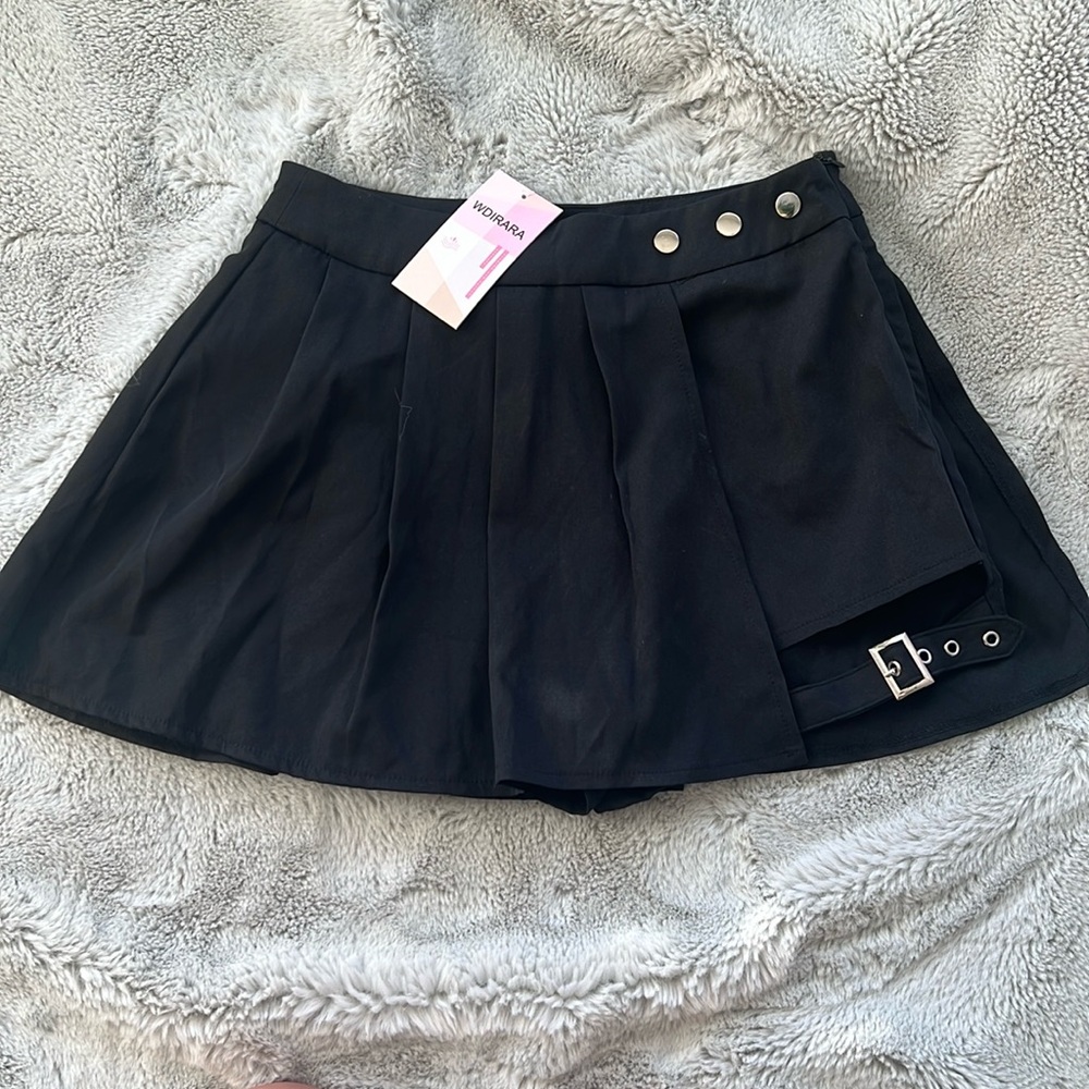 Black pleated skort